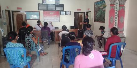 PT. Pos Singaraja distribusikan Bantuan Sosial Tunai Kemensos kepada 47 KPM Desa Padangbulia